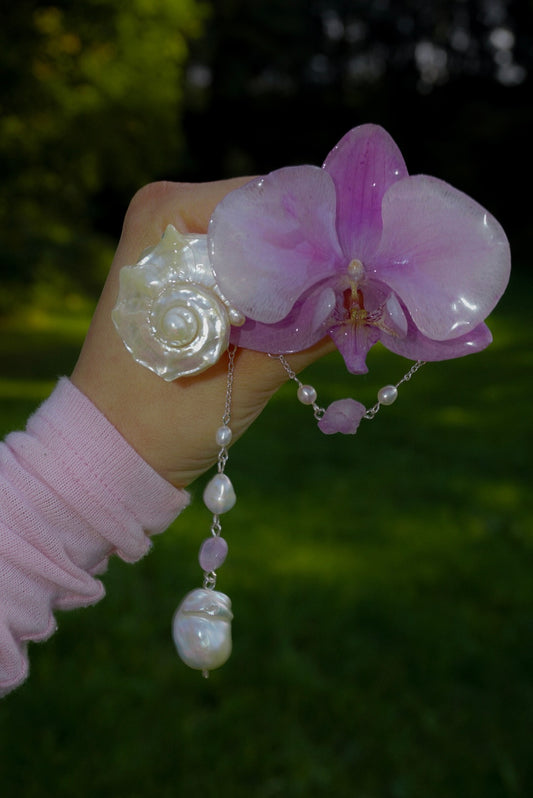⋆。‧˚ʚ ❀ ɞ˚‧。⋆ – brooch
